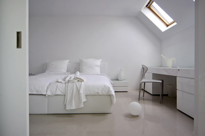 Интериор в бяло, изпълнен с мебели от GTC Design