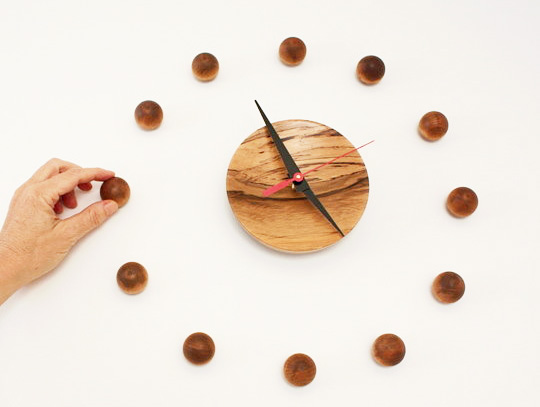  Ефектен стенен часовник от дървена чиния