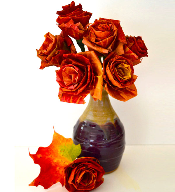 Декоративни рози от есенни листа
