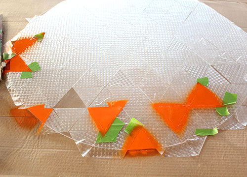Стъклена масичка с цветни триъгълници