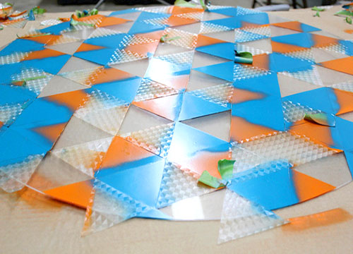Стъклена масичка с цветни триъгълници