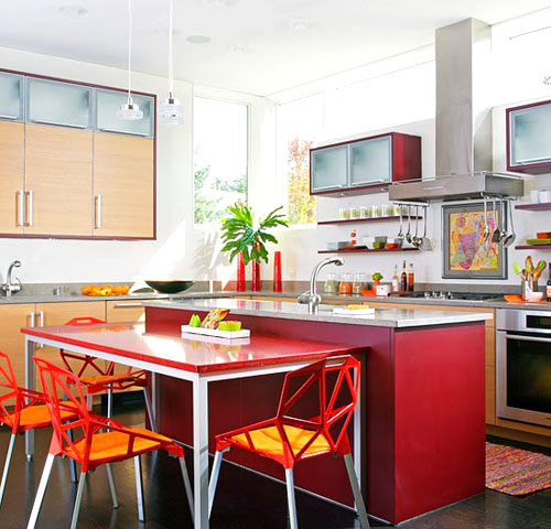 Цвят в кухнята с кухненски остров в ярки багри