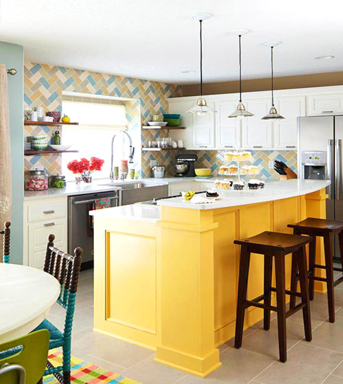 Цвят в кухнята с кухненски остров в ярки багри