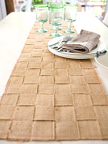 Плетена бежова покривка за празнична маса