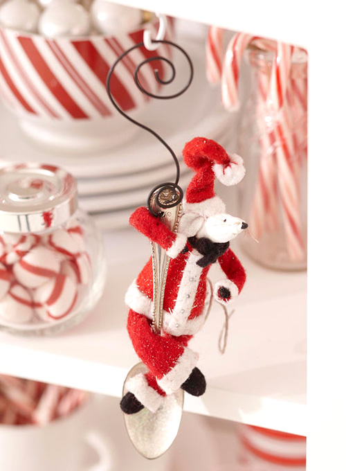 Празнична фигурка на мишка в костюма на Дядо Коледа