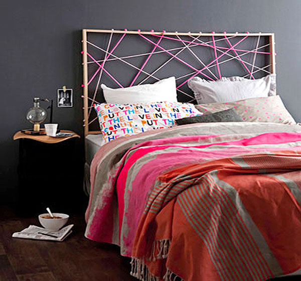 Дъска зад леглото с мрежа от цветен канап