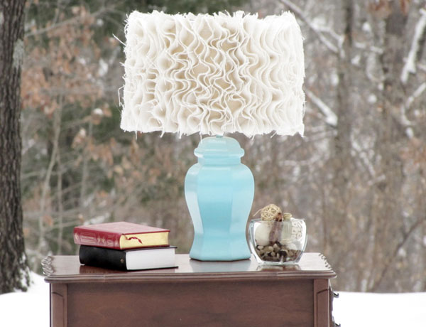 Лампа с вълнообразни форми от тъкан