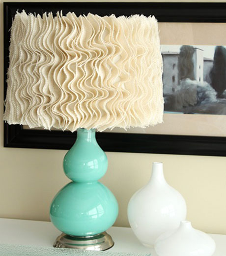 Лампа с вълнообразни форми от тъкан