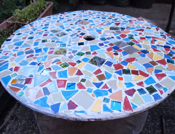 Градинска маса с мозайка от стара макара