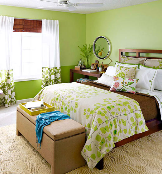Спалня в наситени зелени краски