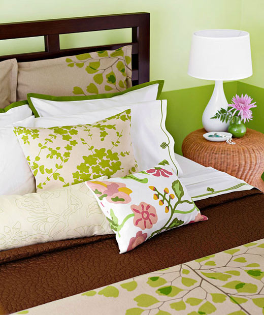 Спалня в наситени зелени краски
