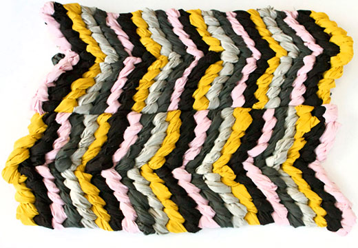 Плетено килимче от парчета тъкан
