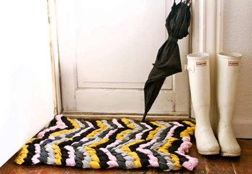 Плетено килимче от парчета тъкан