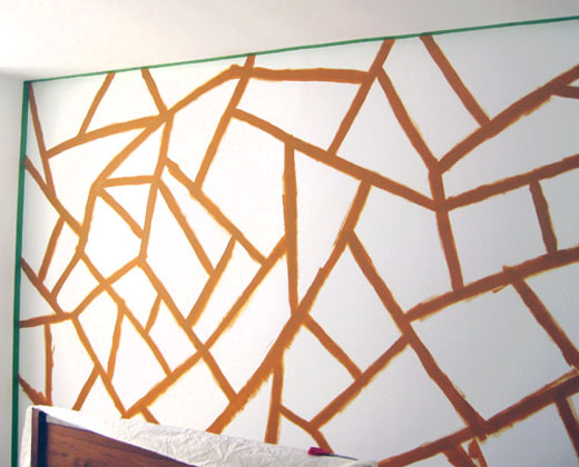 Геометрична шарка с боя върху стената