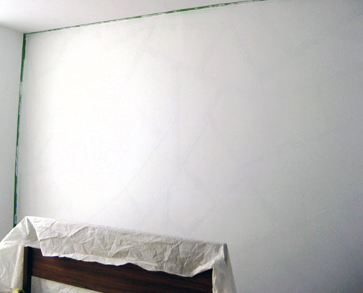 Геометрична шарка с боя върху стената