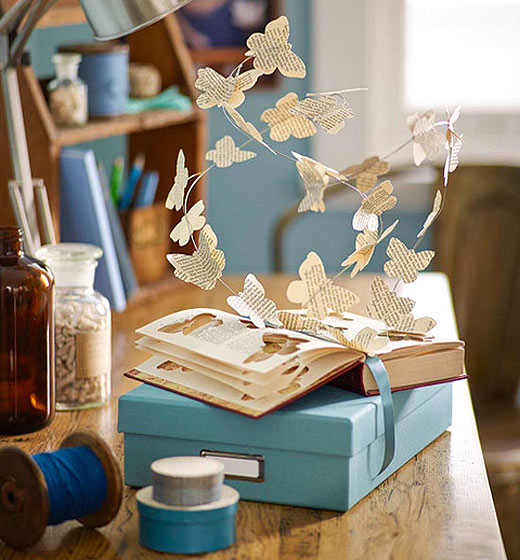 Семпла хартиена скулптура с книга и пеперуди