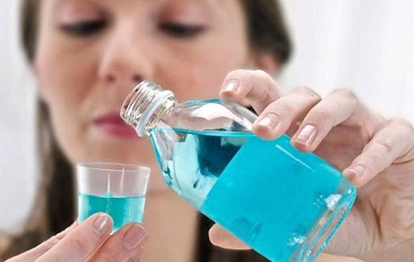 8 практични употреби на водата за уста у дома