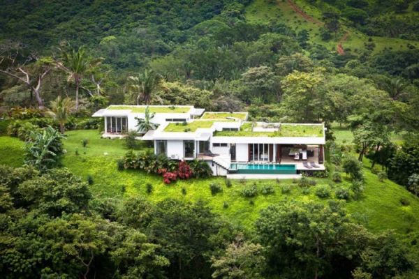 8 къщи със зелен покрив