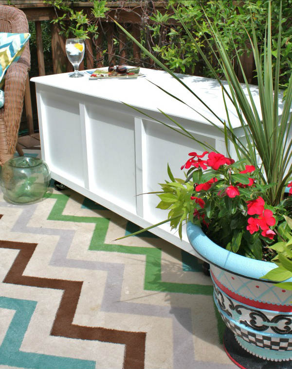 Удобна пейка с ракла за градината