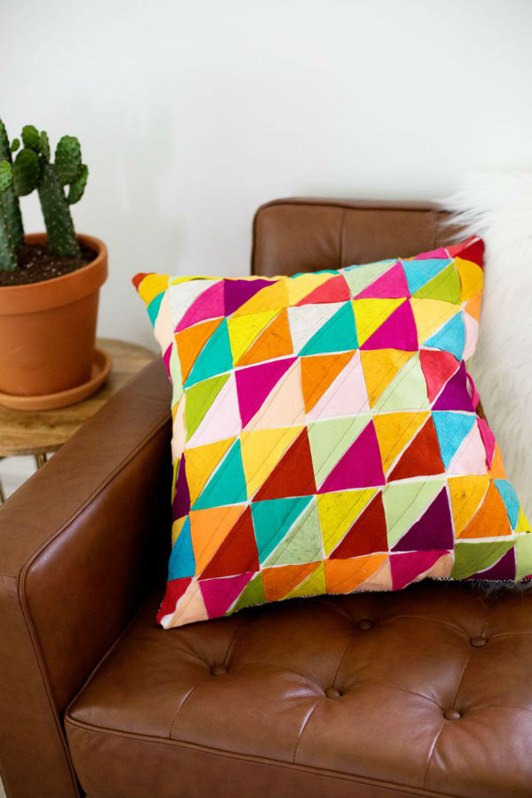 Декоративна възглавничка от филц с геометрични мотиви