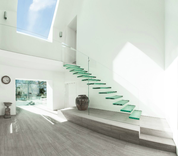Стълби със стъклени парапети – 14 дизайна 