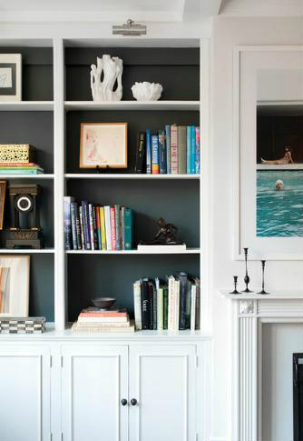 Трансформирайте интериора на дневната, като боядисате библиотеката
