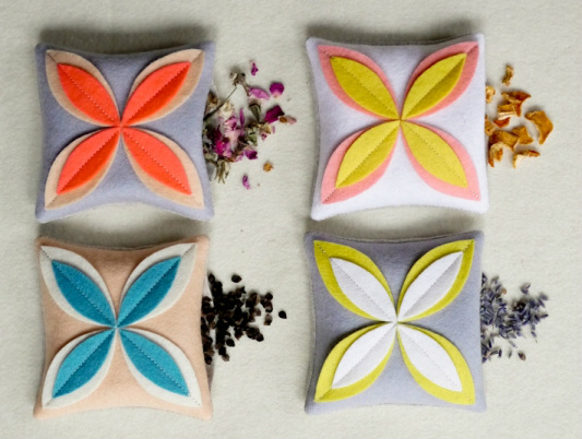 Лесни за изработка декоративни възглавнички с цветя