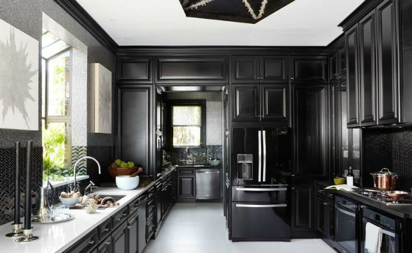 Черни кухненски шкафове