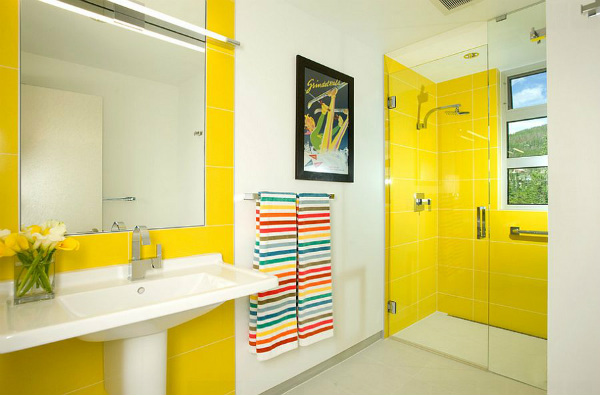 Жълто в интериора на банята