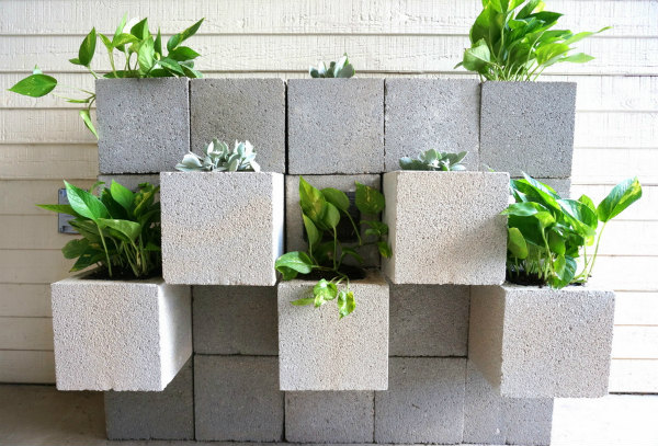 Как да си направите вертикална градина с бетонни блокчета