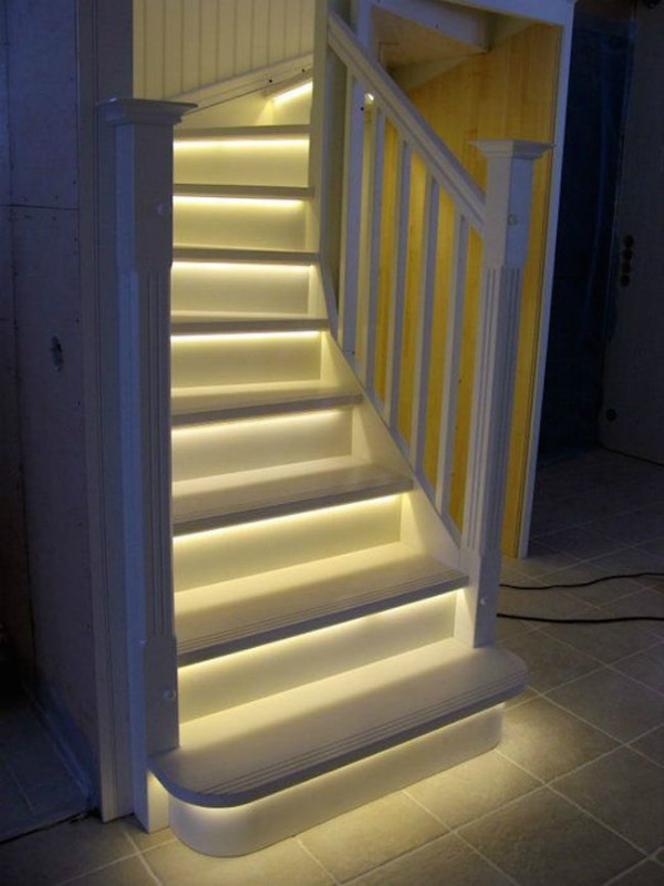 Идеи за стълбища с вградено осветление