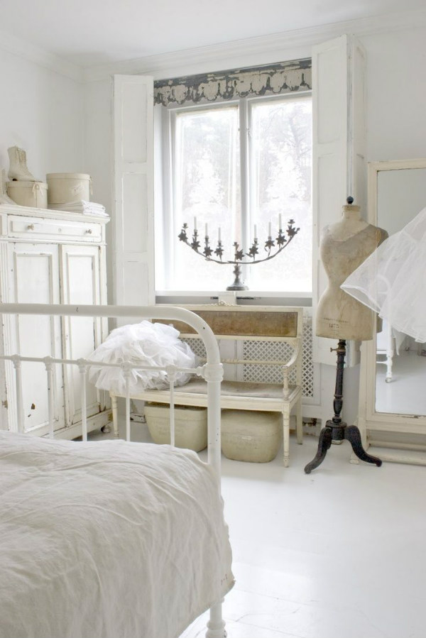 Как да обзаведете романтична бяла спалня в стил шаби шик