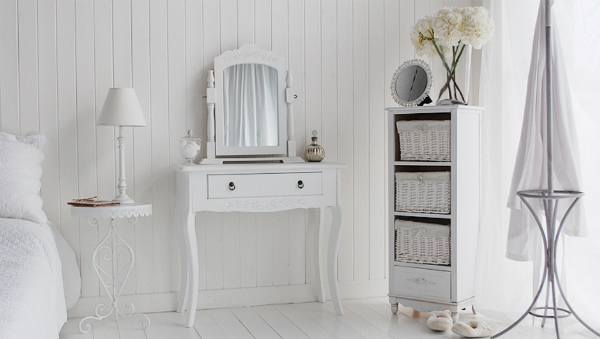 Как да обзаведете романтична бяла спалня в стил шаби шик