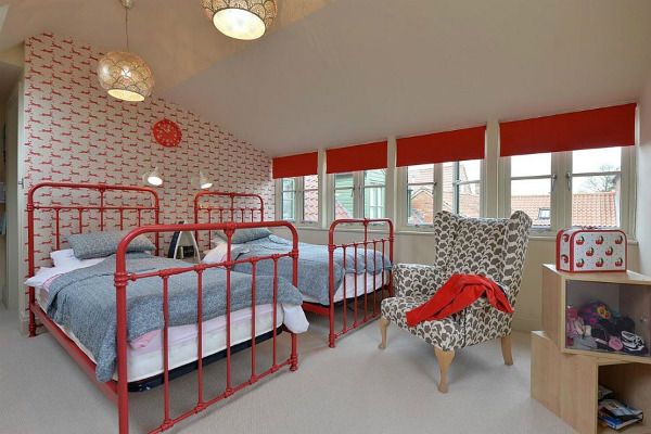 Детски стаи с шарки в червено