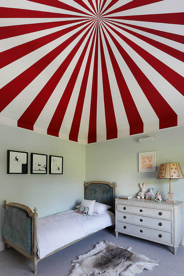 Детска стая с атрактивен таван в червено