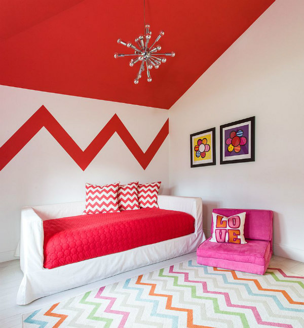 Детска стая с атрактивен таван в червено